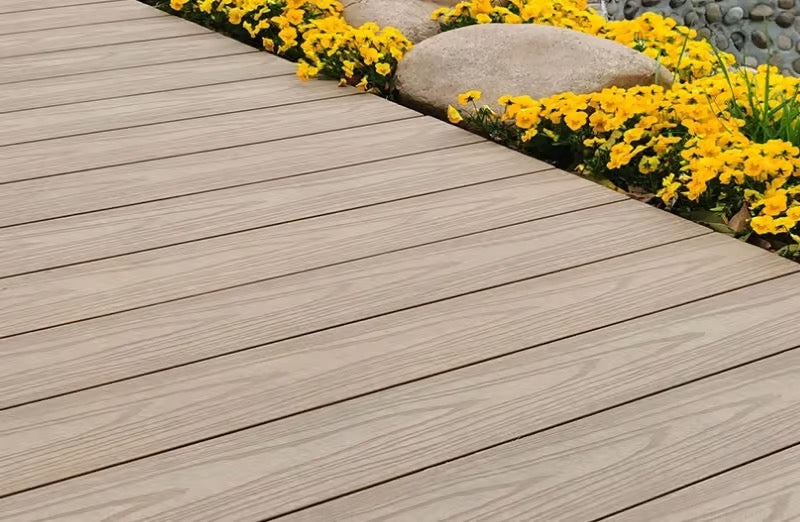 WPC-Terrassendiele beidseitig Golden Teak – Rund-Hohlkammerprofil, 3D-Drachenholzstruktur vs. glatt