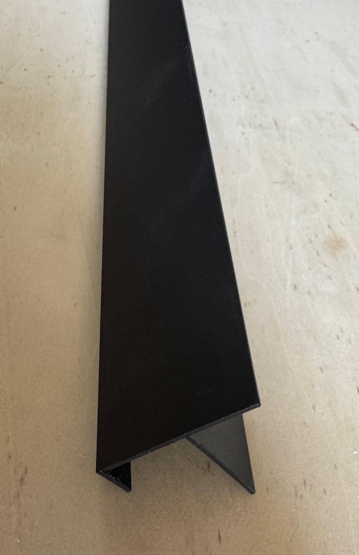 Aluminium profielen voor rand of eind 
afwerking bij composiet gevelbekleding