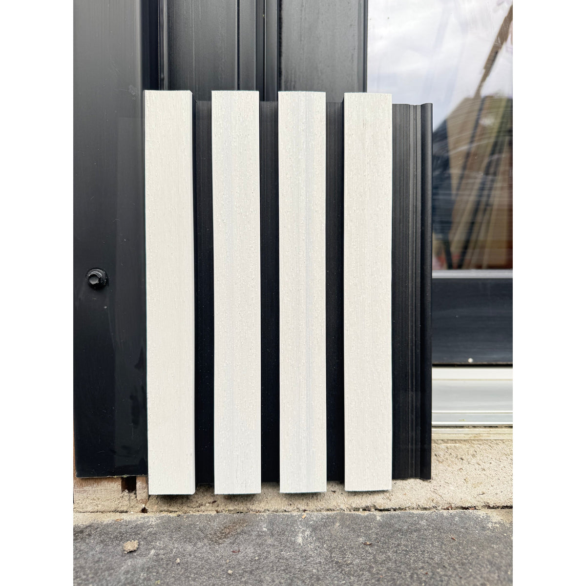 Muster Verbundstoff-Fassadenprofile: Bicolor Schwarz-Weiß