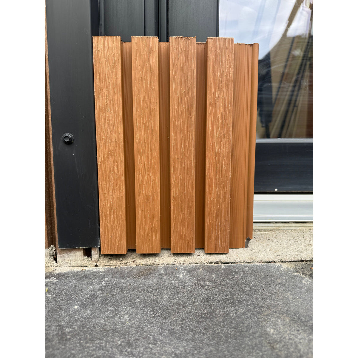 Muster Verbundstoff-Fassadenprofile: Teak