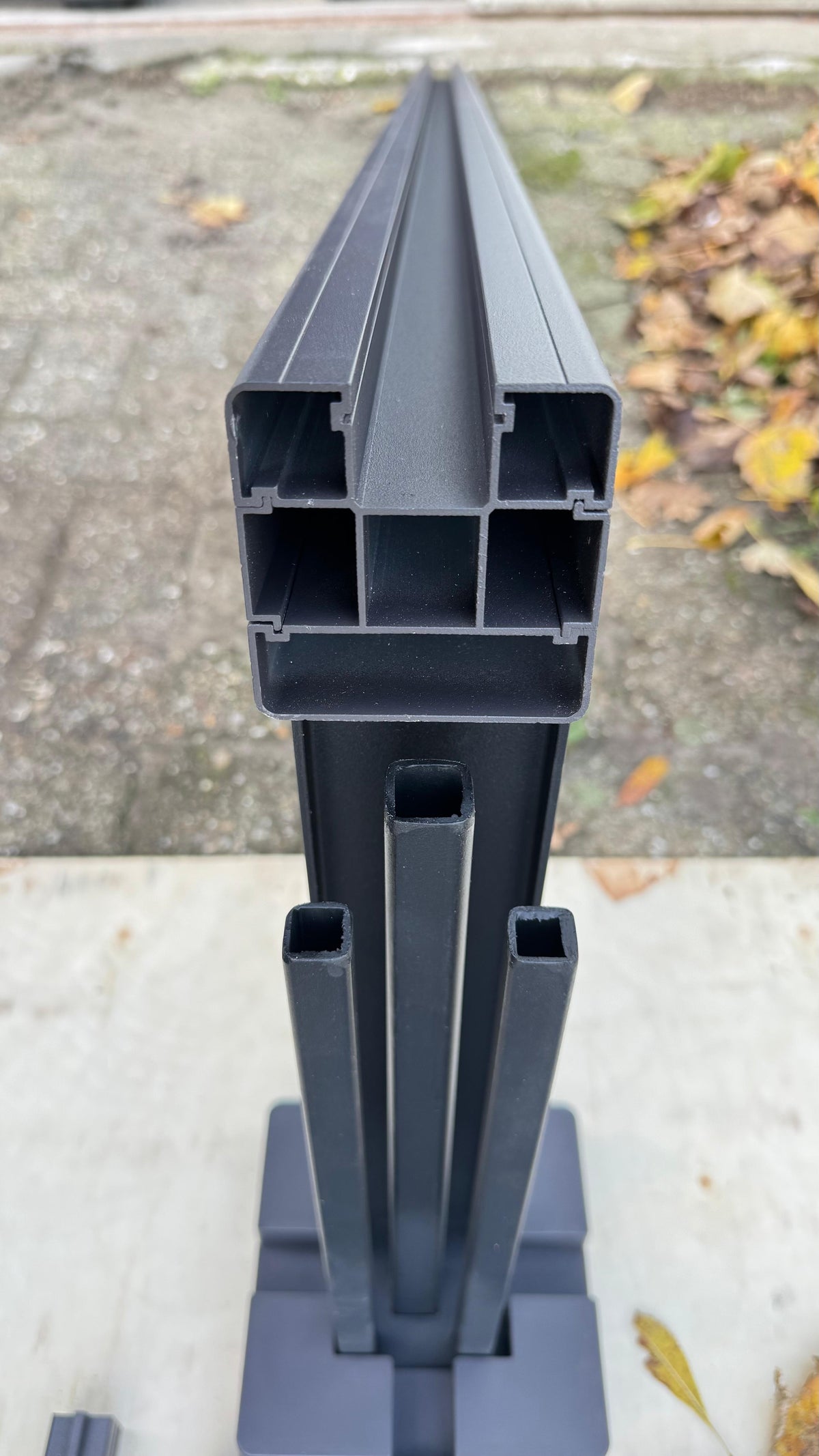 Composiet Schutting I Metalen basis voor tuinpaal